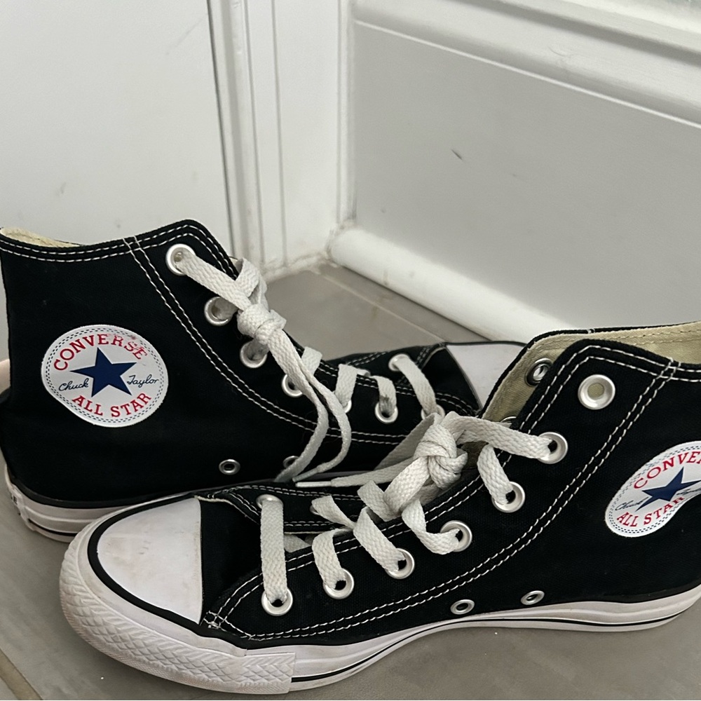 Black high top converse.